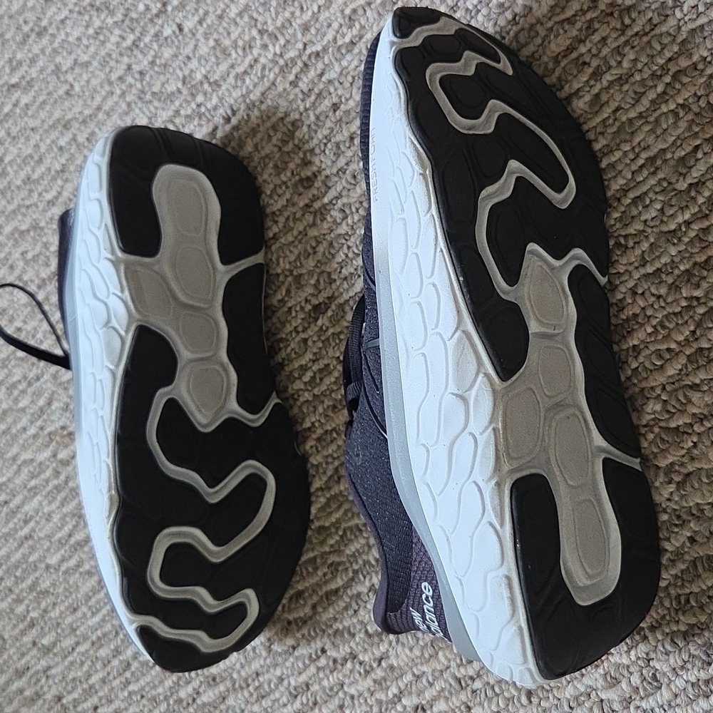 New Balance Women's Black and White Cushioned Running Shoes - Picture 4 of 8